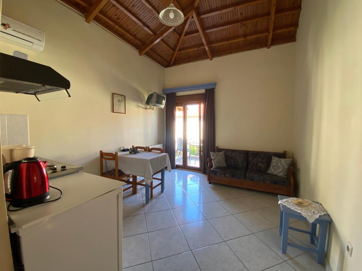 פטרה Roxani Studios-Apartments מראה חיצוני תמונה