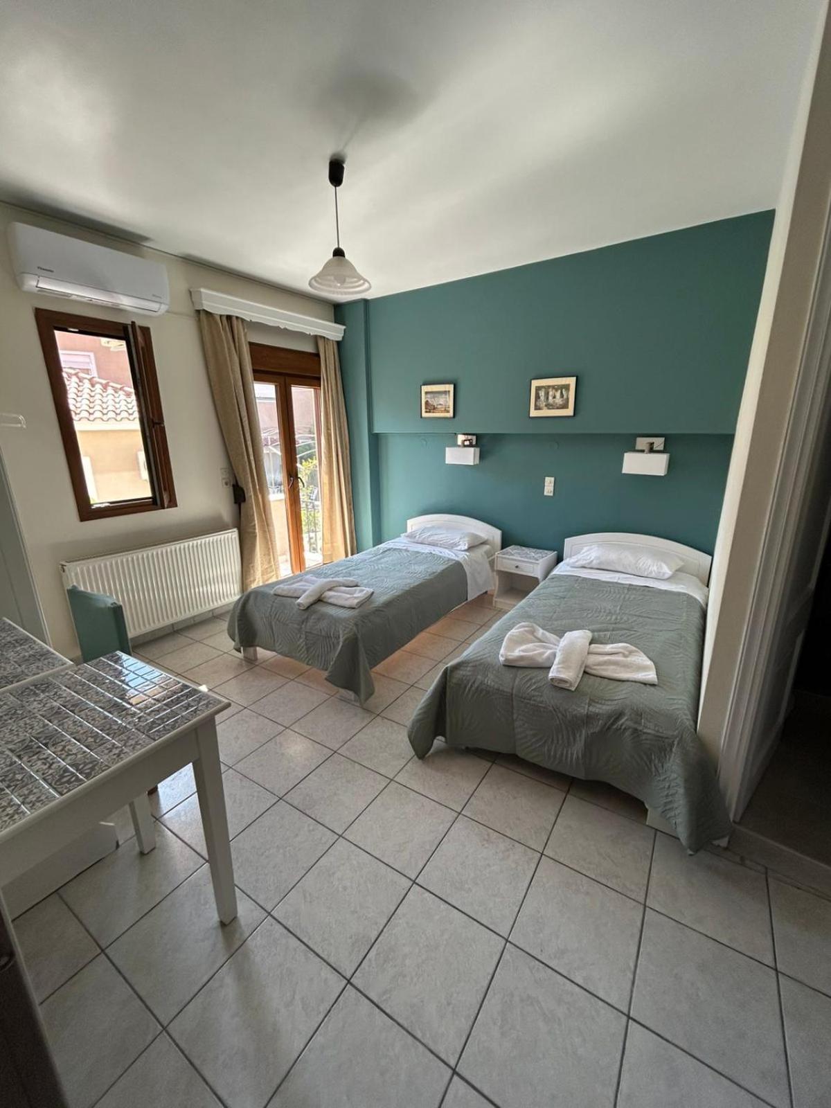פטרה Roxani Studios-Apartments מראה חיצוני תמונה